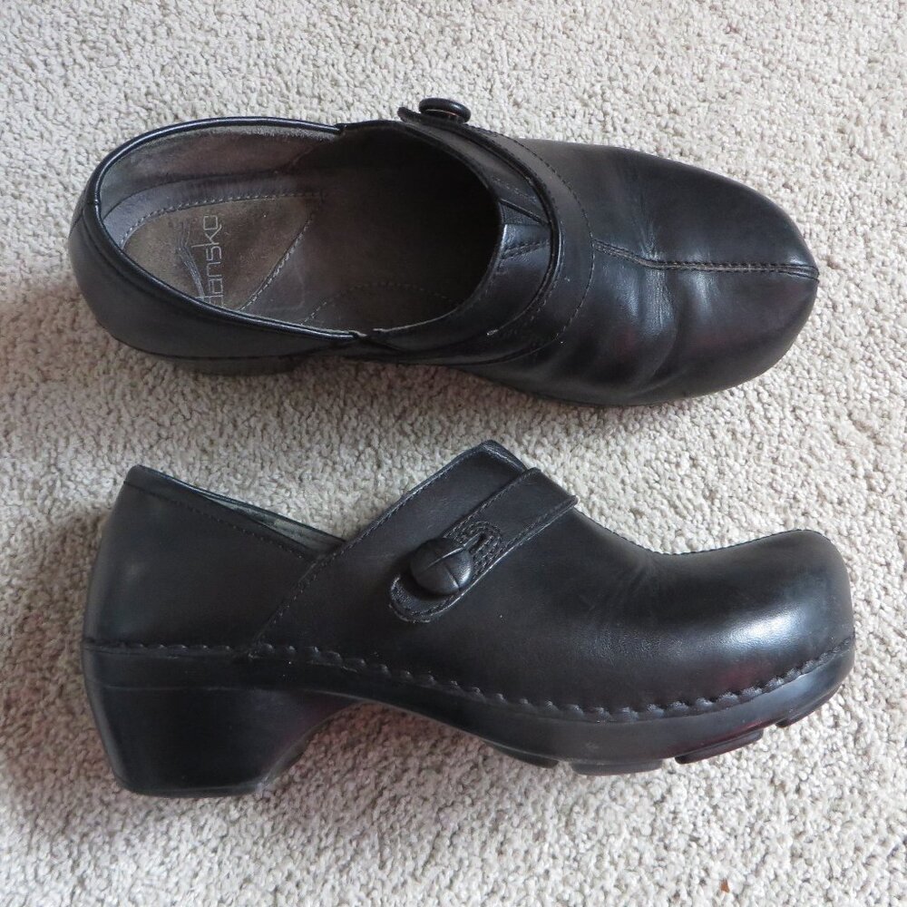 Dansko Womens Clogs/Shoes Size 7.5/8/38 Black Leather Button Detail #9815020200